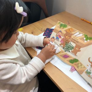 Z会幼児向けコース（年少）の絵本教材で遊ぶ子ども